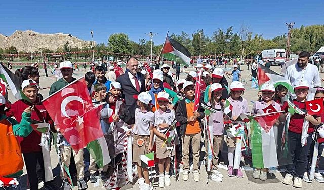 Vanlı Çocuklar Gazze İçin Uçurtma Uçurdu
