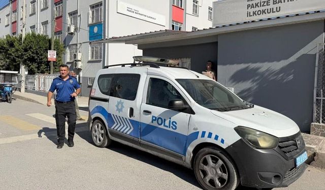 İlkokul Öğrencisinin Çantasından Tabanca Çıktı