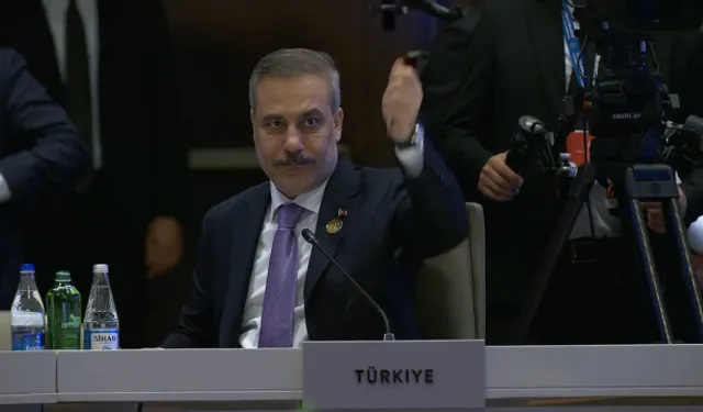 Hakan Fidan Herzog Konuşurken Salonu Terk Etti