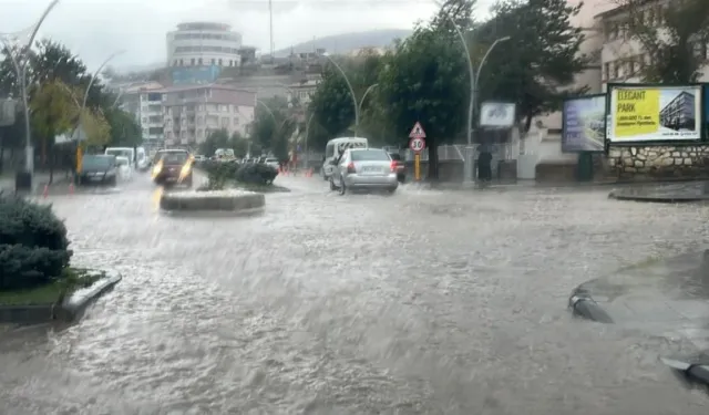 Bayburt’ta Sağanak Yağmur Hayatı Olumsuz Etkiledi
