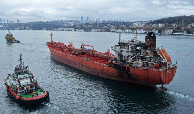 Ağır Hasarlı Tanker İstanbul Boğazı’ndan Geçirildi
