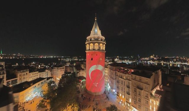 Galata Kulesi Türk Bayrağıyla Işıklandırıldı