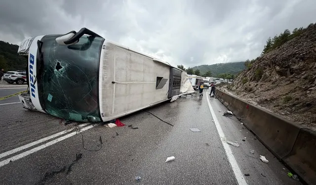 Isparta-Antalya Yolunda Otobüs Devrildi