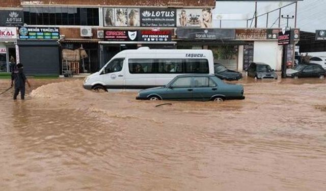 Silifke’de Sağanak Sele Dönüştü, Hastane Yolu Kapandı