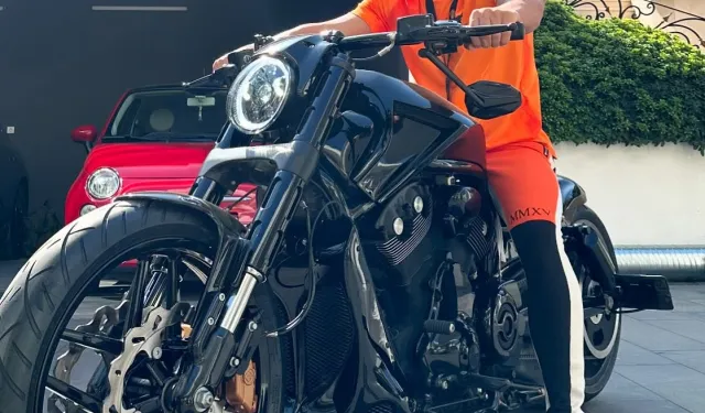 Mesut Özil Motosikletini Satışa Çıkardı