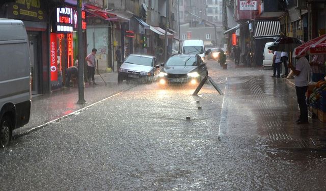 Trabzon’da Sağanak Yağış Hayatı Olumsuz Etkiledi
