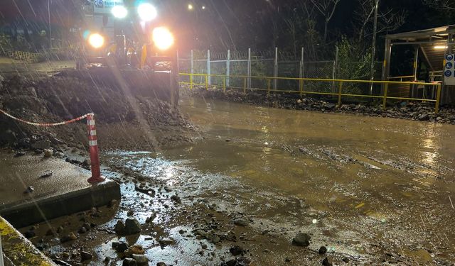 Çayeli’nde Irmak Taştı, 3 Mahalle Yolu Kapandı
