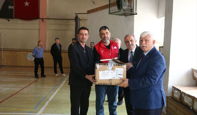 Of’ta İhtiyaç Sahibi Öğrencilere Giysi Desteği