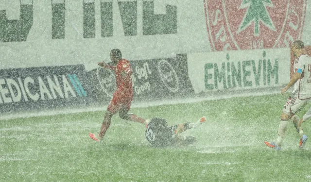 Ümraniyespor-Boluspor Maçı Yağış Nedeniyle Ertelendi