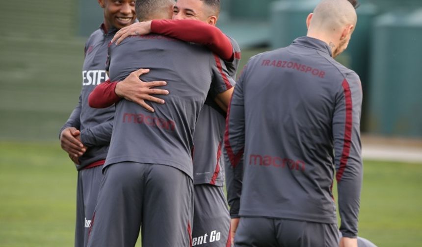 Spor Toto Süper Lig&#039;in 31. haftasında sahasında Beşiktaş&#039;ı ağırlayacak olan Trabzonspor&#039;a derbi öncesi müjdeli haber geldi. Ziraat Türkiye Kupası&#039;ndaki Antalyaspor maçında sakatlanan ve bir süredir sakatlığı nedeniyle formasından uzak kalan Vitor Hugo&#039;nun takımla çalışmalara başladığı açıklandı.