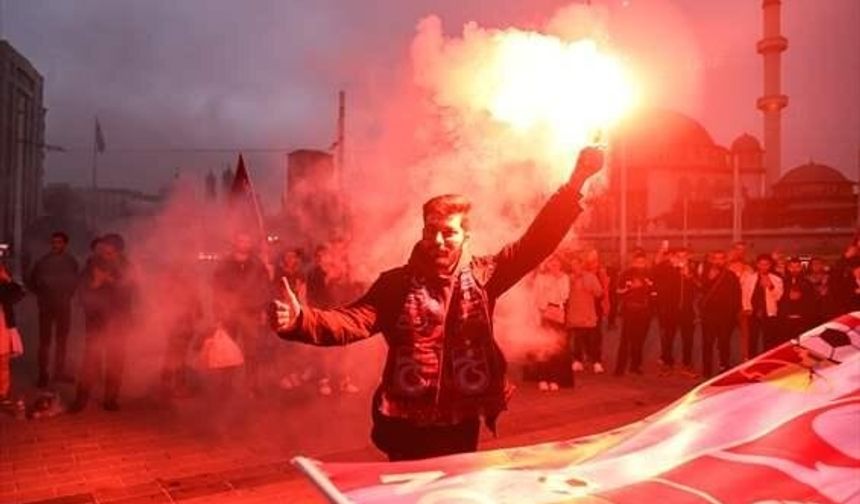 &quot;EN İYİ TRANSFERLERİ YAPARAK ZİRVE&quot;


&quot;Şampiyonluk için ilk adımı geçen sene atmışlardı. Oyun anlamında az gol yiyen bir takıma evrildiler. Bu sezon isabetli transferlerle, devre arasında da en iyi transferleri yaparak zirveye çıktılar. Tüm teknik ekibi, futbolcuları kutlarım. Beşiktaş ve Galatasaray yakın tarihlerde şampiyon olmuştu. 38 yıldır bir özlem vardı zaten.&quot;