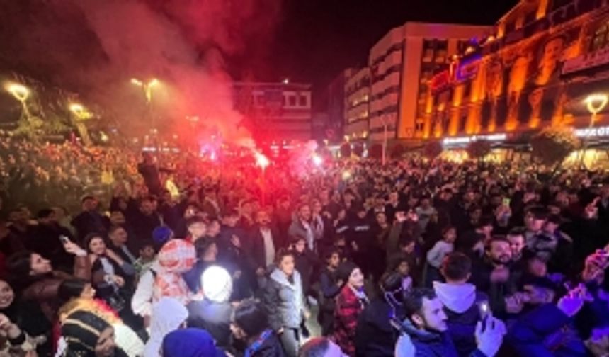 Trabzonspor'un Adana Demirspor Galibiyeti Sonrası Trabzon Meydan'da Kutlamalar