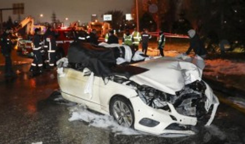 ANKARA - Direğe çarptıktan sonra yanan otomobilin sürücüsü öldü