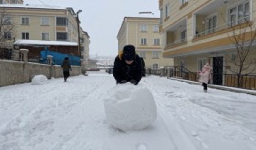 BAYBURT - Cadde ve sokaklar beyaza büründü