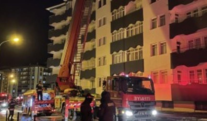 ERZURUM - Apartmanın çatısında çıkan yangın söndürüldü