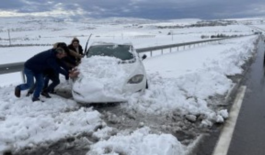 KİLİS - Kilis-Gaziantep kara yolu kar nedeniyle ulaşımı kapatıldı