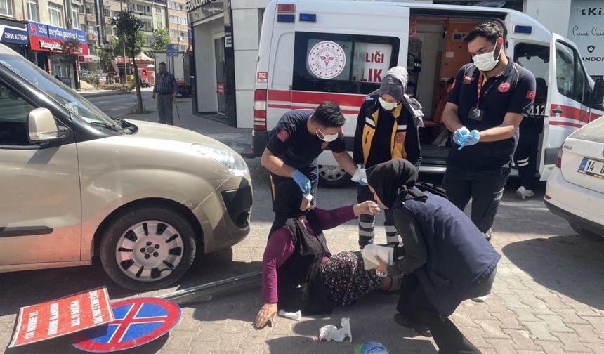 Bolu'da devrilen işaret levhasına takılarak düşen kadın yaralandı