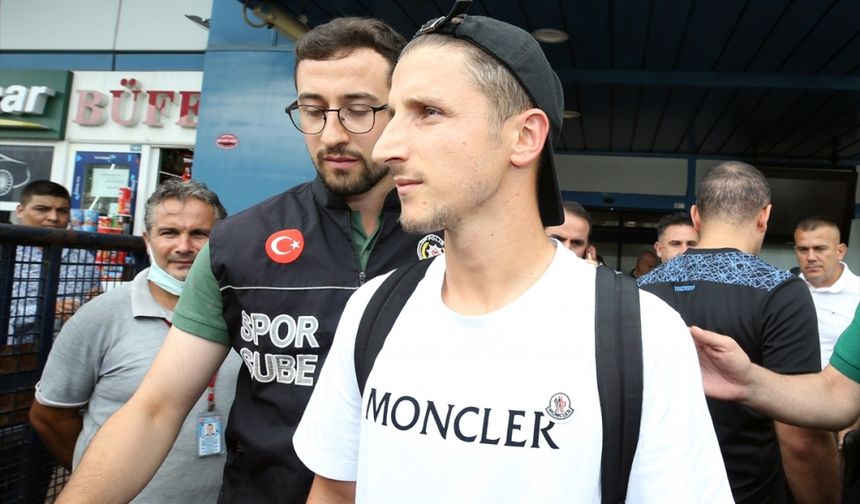 Trabzonspor'un transfer görüşmeleri yaptığı Makedon Enis Bardhi, Trabzon'a geldi