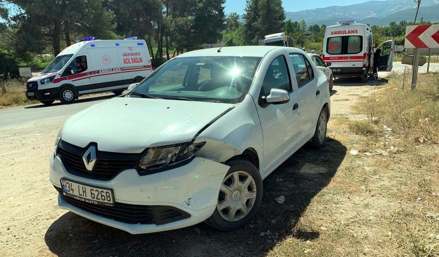 Tokat'ta iki otomobilin çarpıştığı kazada 3 kişi yaralandı