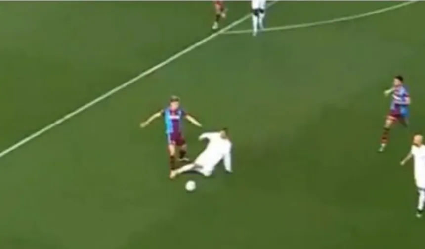 Trabzonsporlu oyuncular, kırmızı kart istedi
Mücadelenin 60. dakikasında Jens Stryger Larsen ile atağa çıkan Trabzonspor'da Beşiktaşlı Onur Bulut, Danimarkalı savunmacıya faul yaparak atağın büyümesini engelledi.

Bu müdahalenin ardından hakem Volkan Bayarslan, milli futbolcuya sarı kart gösterdi.
Karar sonrasında bordo-mavili futbolcular hakemin kararına tepki göstererek kırmızı kart bekledi. Yaşanan bu pozisyon sosyal medyada tartışma yarattı.
