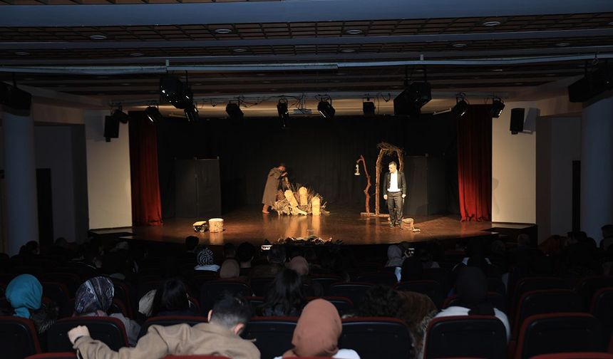 Trabzon Akçaabat'ta 'Koleksiyoncu' adlı tiyatro oyunu sahnelendi