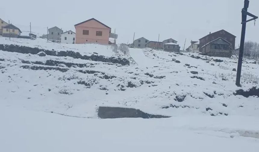 Trabzon'da Mayıs ayında kar sürprizi! Bir anda beyaza büründü
