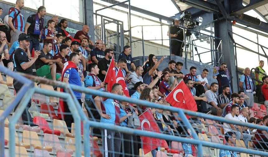 Trabzonspor Taraftarından Slovakya'da Takıma Tam Destek
