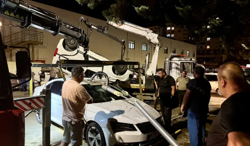 Trabzon'da hafif ticari araç 2 otomobilin üstüne düştü: 2 yaralı