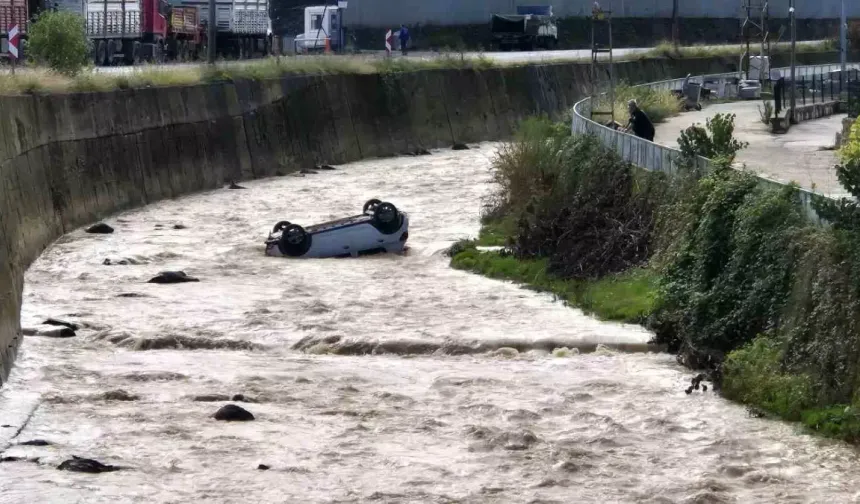 Trabzon'da Kaza: Araç Dereye Uçtu, 2 Yaralı