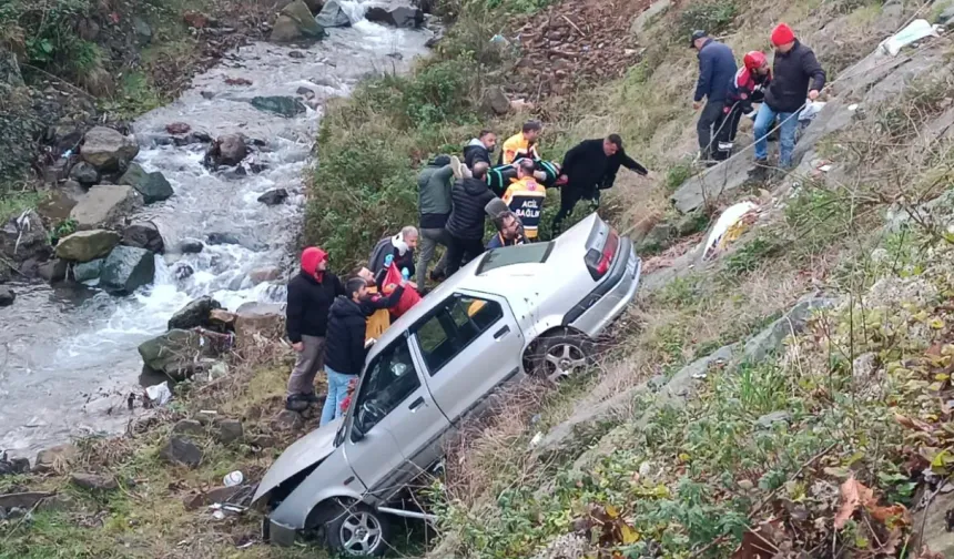 Trabzon'da Korkutan Kaza: Dereye Doğru Kayan Araçta 4 Kişi Yaralandı