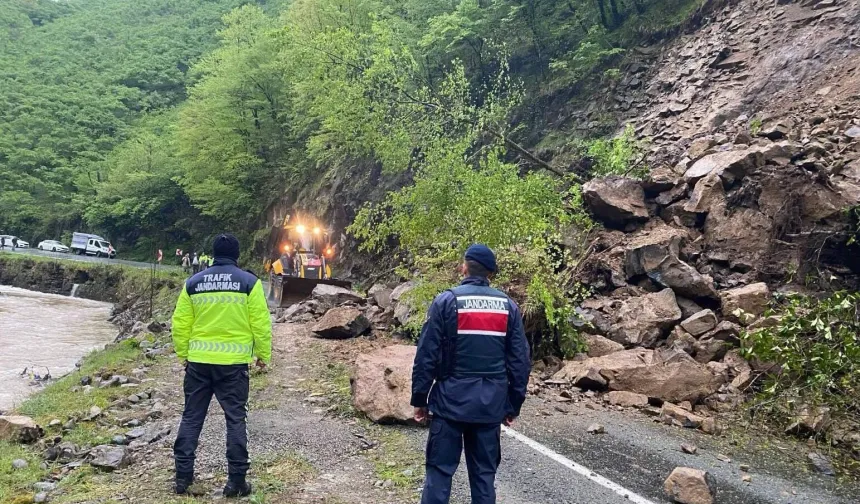 Bölgemizde Heyelan: Yol Trafiğe Kapatıldı