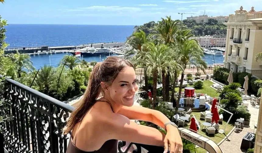 Fahriye Evcen’den Monaco Tatilinden Paylaşım: “Mavi Kalpli” Poz Büyük Beğeni Topladı