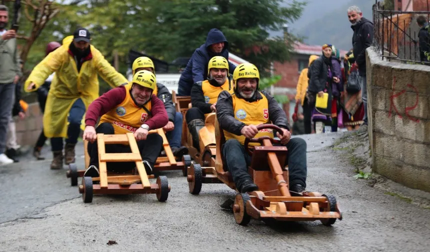 Rize’de 15. Laz Ralli Tahta Araba Yarışları Nefes Kesti