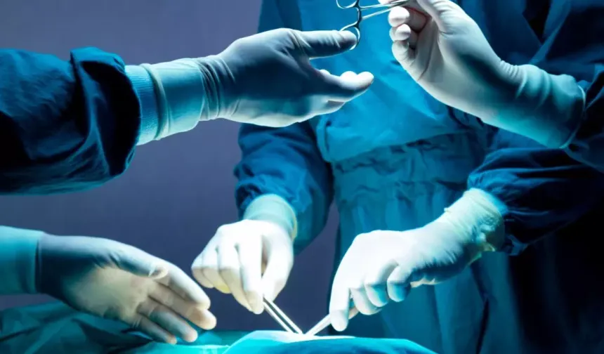 Ameliyat Sırasında Kalp Krizi Geçiren Doktor Öldü