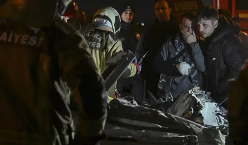 Kazayı Gören Dondu Kaldı ! Otomobil Tırın Altına Girdi