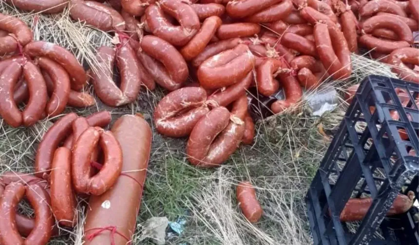 Ankara'da yüzlerce kilo et ürünü boş araziye atıldı