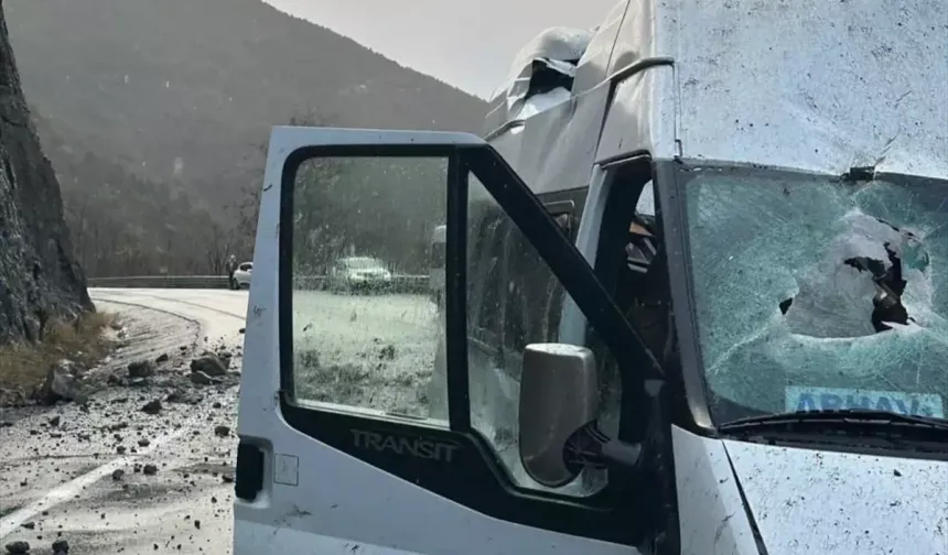 Artvin’de Kaya Düşmesi Minibüste Hasara Yol Açtı