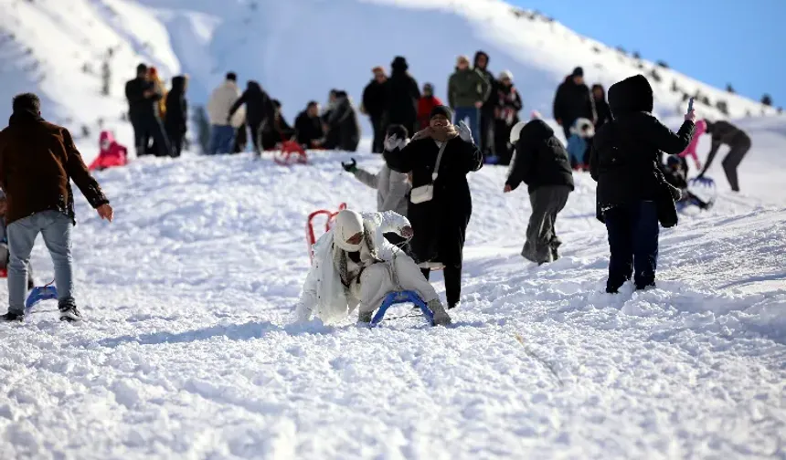 Zigana’da Horonlu Halaylı Kar Sevinci