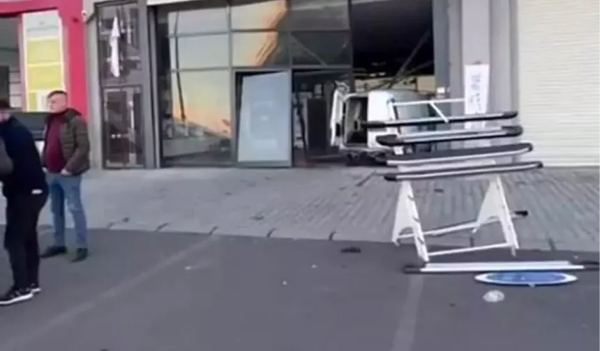 Diyarbakır’da Araç İş Yerine Daldı