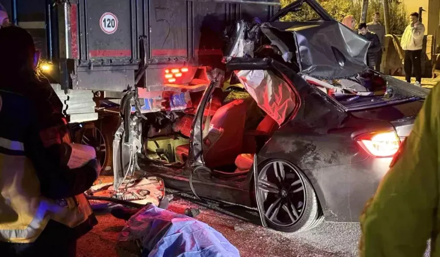 Adana Yüreğir’de BMW Kamyona Çarptı: 1 Ölü