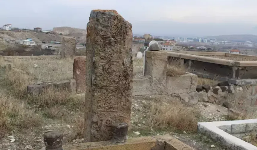 Kayseri’de Mezarlıkta Bulunan Gizemli Taşlar Merak Uyandırdı