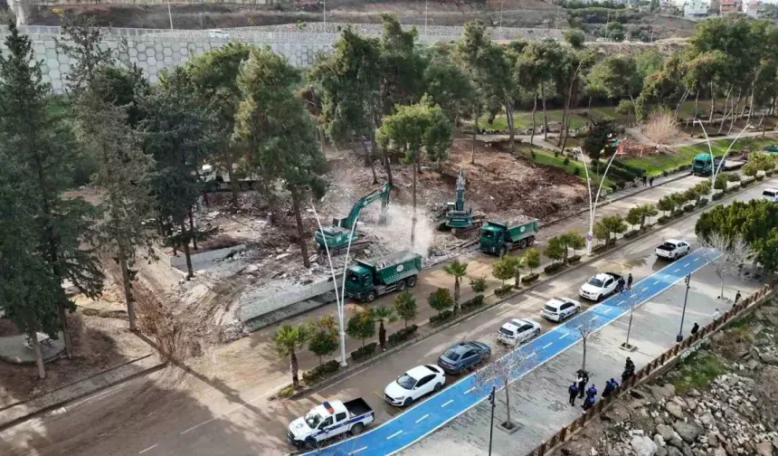 Adana’da Menderes Bulvarı’nda Kaçak Yapılar Yıkılıyor