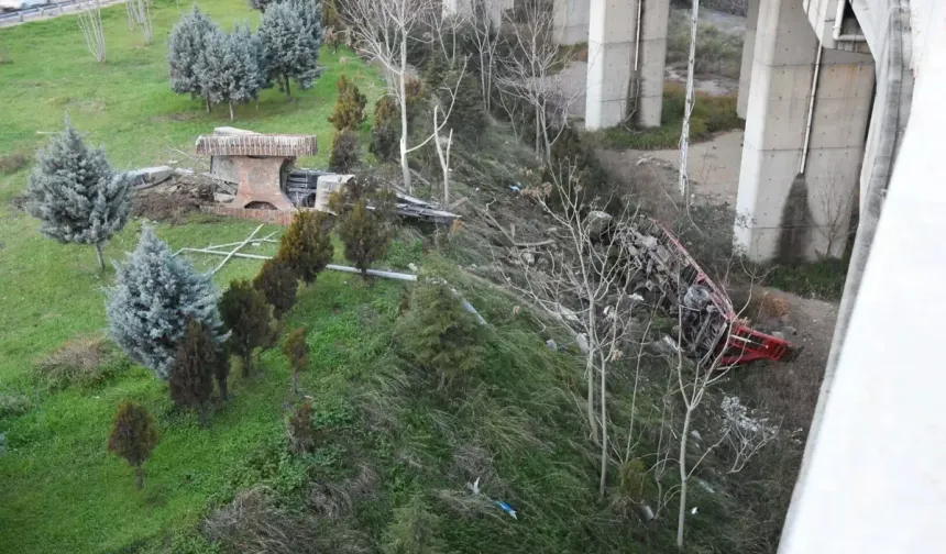 İzmir’de Freni Boşalan TIR Viyadükten Düştü: 3 Yaralı