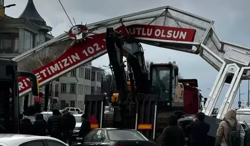 Üsküdar Sahil Yolu’nda Ekskavatörlü TIR Kazası