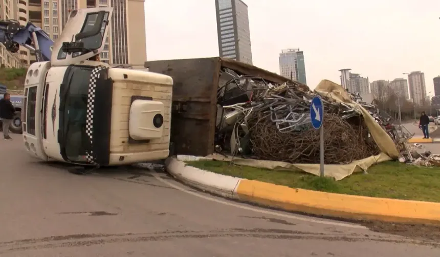 Ataşehir’de Hurda Yüklü Kamyon Devrildi