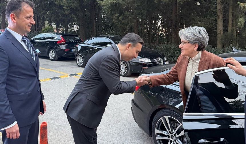 Meral Akşener Uzun Süre Sonra İftarda Görüntülendi