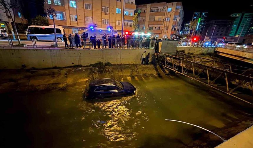 Tarsus’ta Otomobil Kanala Düştü Sürücü Kurtuldu