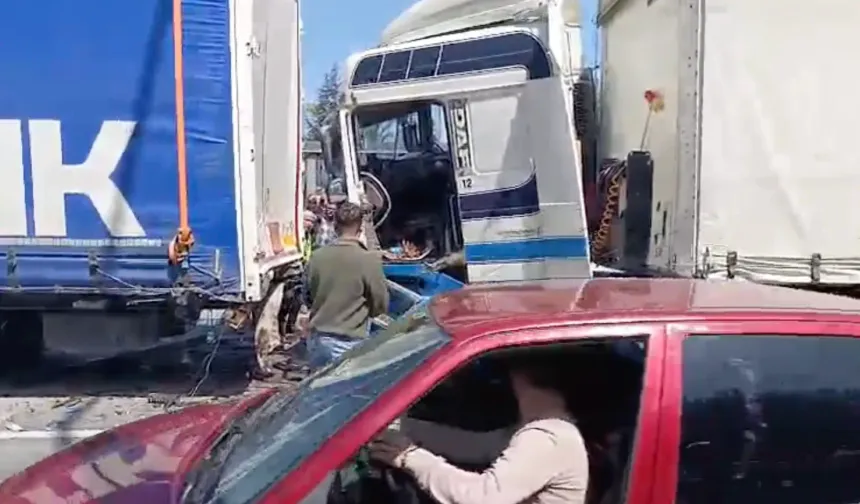 Trabzon Akçaabat’ta Işıklarda Kaza 3 Araç Hasarlı