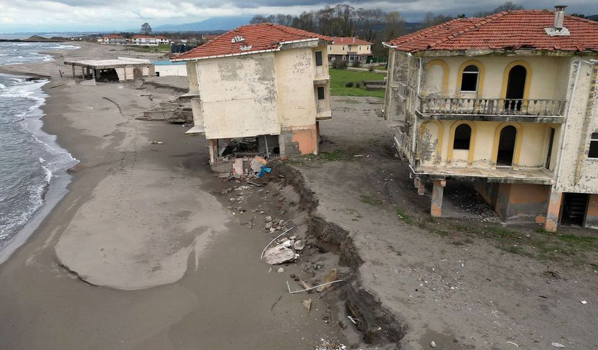 Karasu Sahilinde Erozyon Tatil Köyünü Tehdit Ediyor