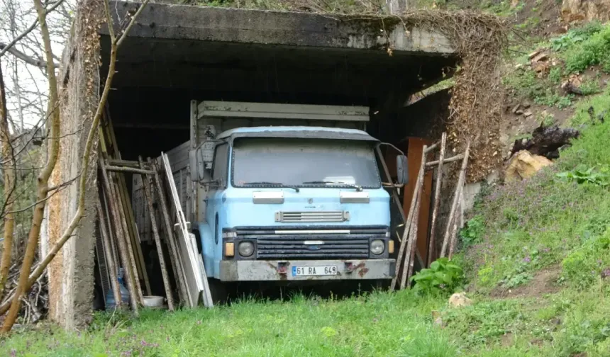 Trabzon’da Yarım Asırlık Kamyona Özenle Bakılıyor